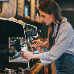 Șorțul barista: Cum să alegi echipamentul ideal pentru barista